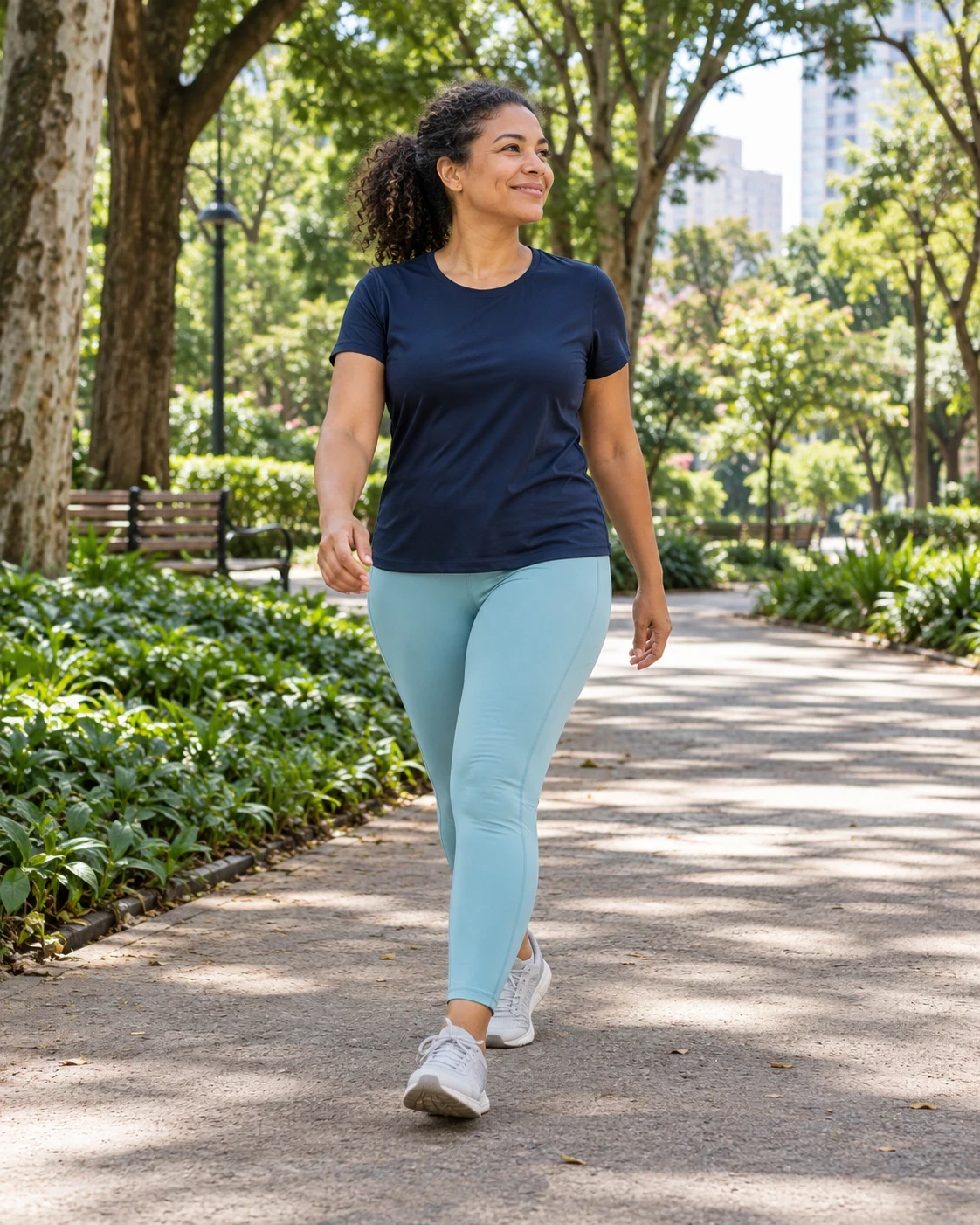 Mulher caminhando com tranquilidade por um parque arborizado